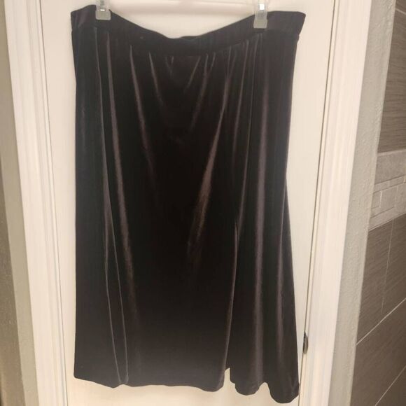 Avenue Dresses & Skirts - Soft by Avenue Black Velvet Pull On Midi Skirt Size 26/28 (5110)